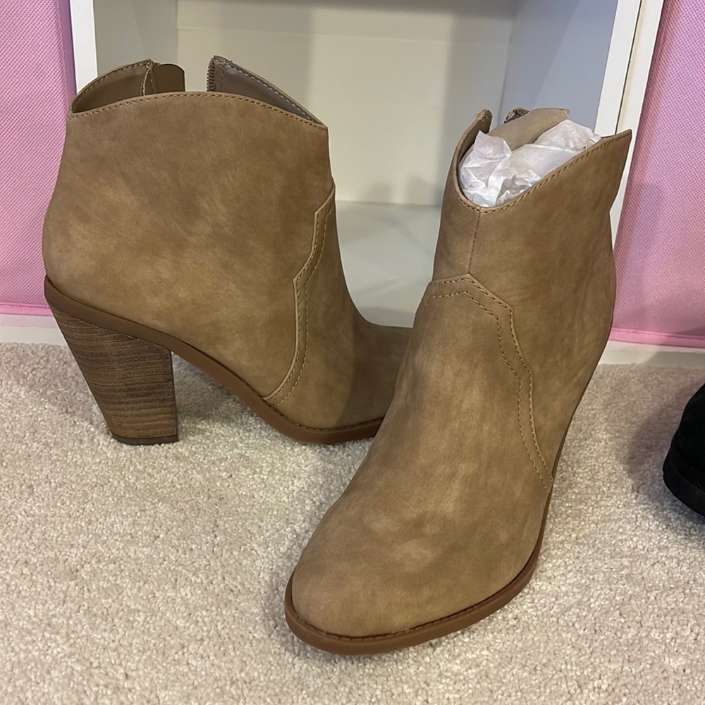 NEW - dv8 dolce vita booties